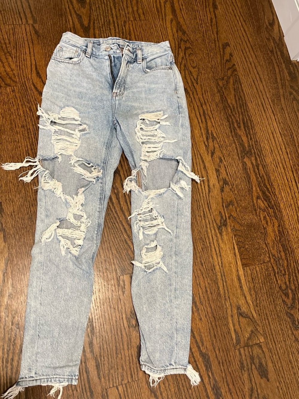 American Eagle Light Wash Distressed Ripped Mom Jeans sz 000